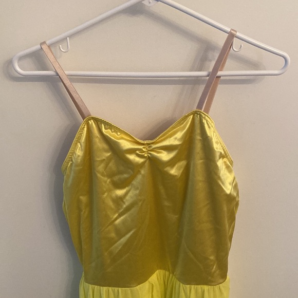 Yellow soft flow like ballerina dress with multiple layers of differing lengths - Picture 7 of 9